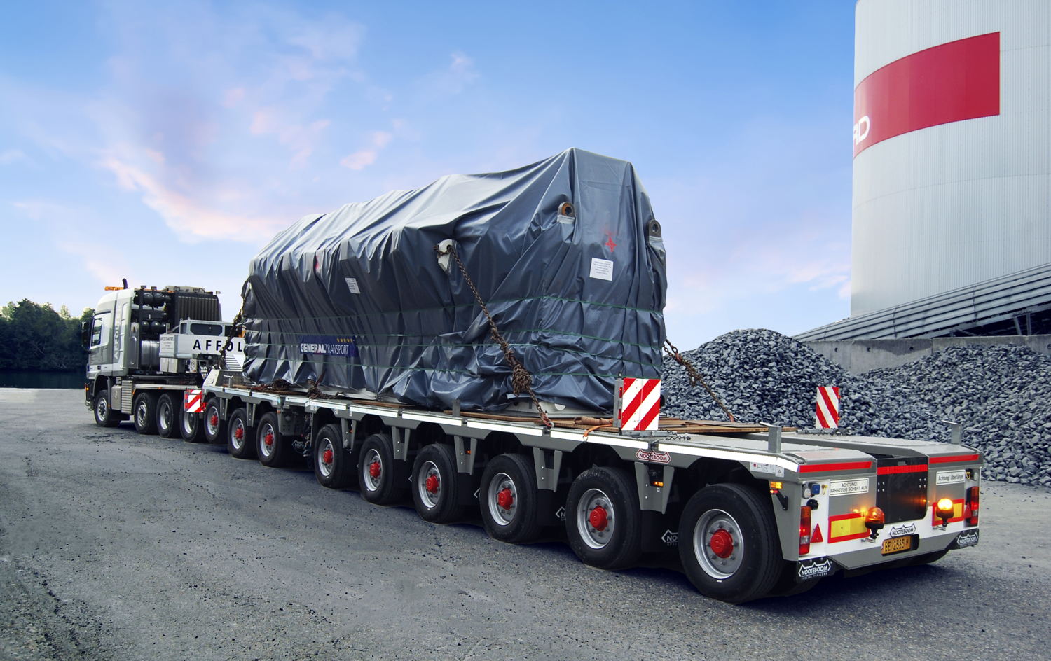 Nooteboom EURO-PX with 3-axle Interdolly and 6-axle rear
 bogie, short coupled as semi lowloader