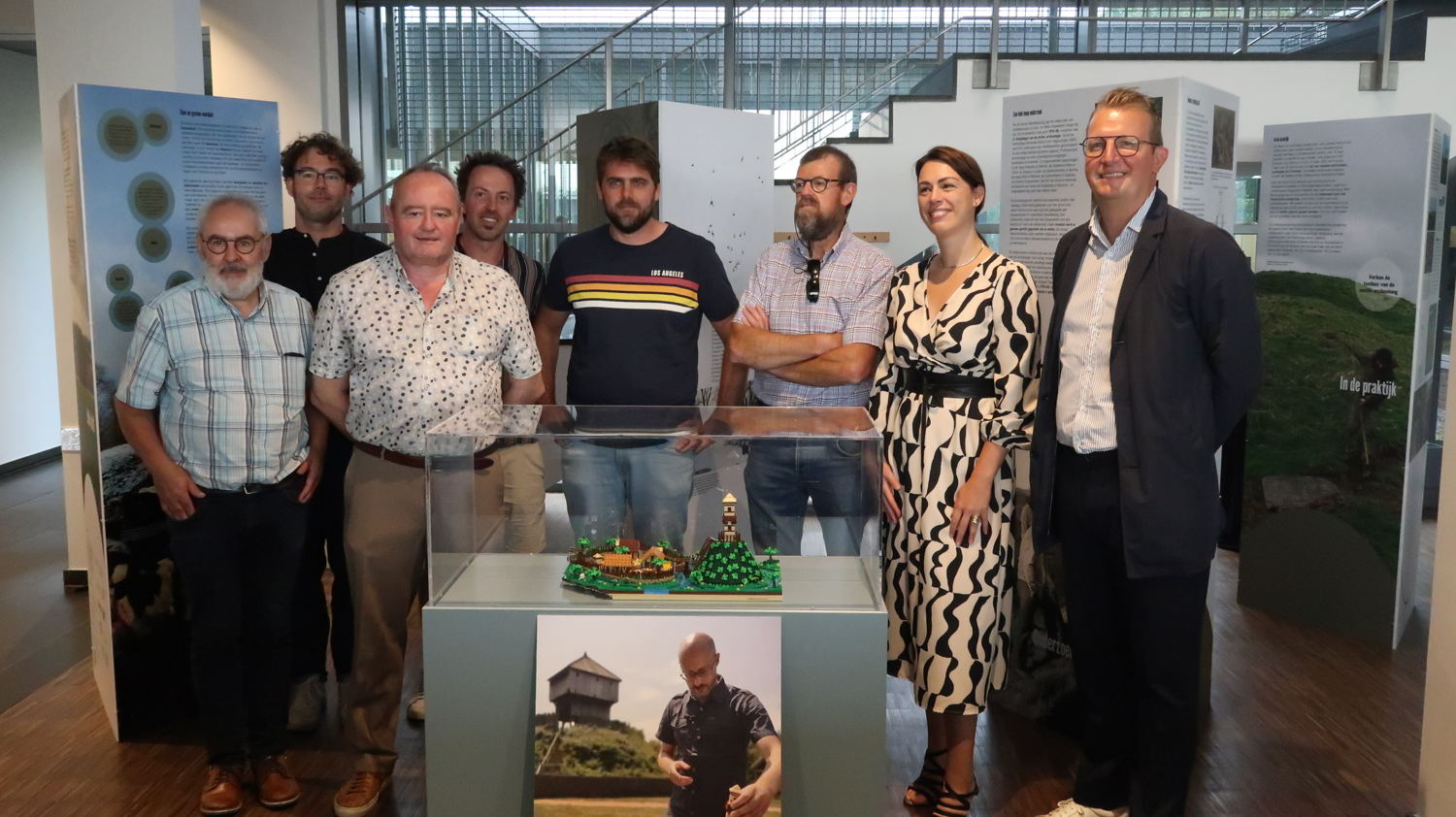 Kristof De Smet, Eric Jacobs en Danny Praet (Schepenen van Wichelen); Wouter Gheyle en Jonathan Jacops (archeologen van West- en Oost-Vlaanderen); Davy Herremans (onderzoeker), Marnix Pieters (Agentschap Onroerend Erfgoed), gedeputeerde An Vervliet