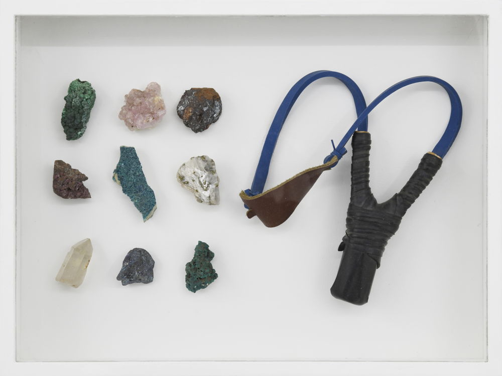 © Younes Baba-Ali, Coffret de survie 4, 2020, Slingshot and raw minerals from Katanga, foto Hugard and Vanoverschelde, Cera-collectie bij M Leuven