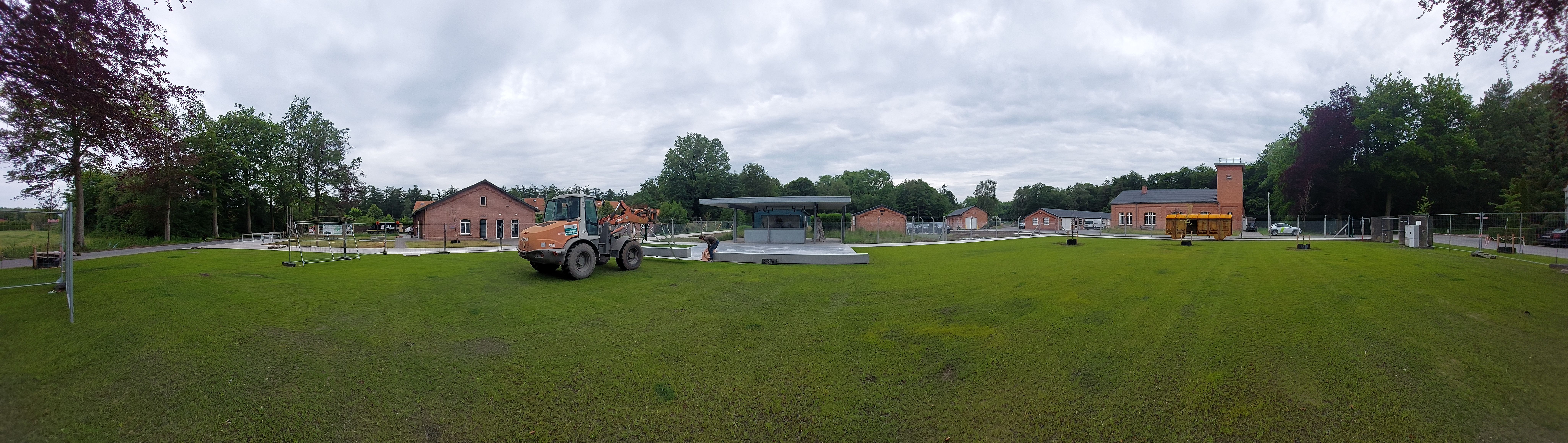 Zicht op het vernieuwde onthaalplein met wagon in cortenstaal © VLM, Ludwig De Loose