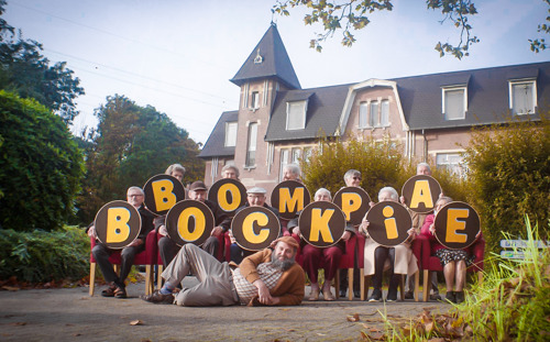 Nieuwsgierige Bompa Bockie houdt Vlaanderen een hartverwarmende spiegel voor