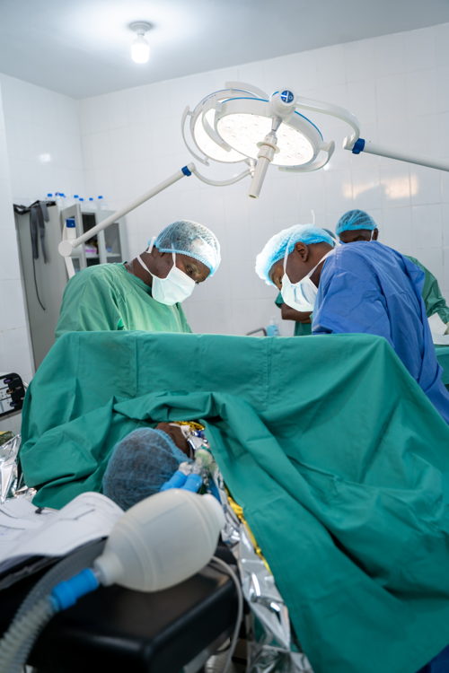 The MSF medical team during the operation on patient Kadi Dembélé at the Niono referral health centre. At just nine years old, Kadidia Dembélé, has already faced the extreme violence that has gripped northern and central Mali since 2012. At the end of December 2023, during an attack on her village, Diagui Wèrè, she was shot three times, once in the abdomen and twice in the buttocks, her mother was killed during the assault. Djenaba Kelema, her aunt, took her for treatment. "She was dying. I didn't think she would survive," she recounts. "She underwent several open surgeries. Fortunately, my niece is now back on her feet and continuing her treatment.” Copyright: Mohamed Dayfour Diawara The MSF medical team during the operation on patient Kadi Dembélé at the Niono referral health centre. At just nine years old, Kadidia Dembélé, has already faced the extreme violence that has gripped northern and central Mali since 2012. At the end of December 2023, during an attack on her village, Diagui Wèrè, she was shot three times, once in the abdomen and twice in the buttocks, her mother was killed during the assault. Djenaba Kelema, her aunt, took her for treatment. "She was dying. I didn't think she would survive," she recounts. "She underwent several open surgeries. Fortunately, my niece is now back on her feet and continuing her treatment.” Copyright: Mohamed Dayfour Diawara