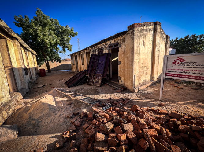 MSF teams start the rebuilding and rehabilitation of the destroyed hospital wards in Kreinik town. Copyright MSF MSF teams start the rebuilding and rehabilitation of the destroyed hospital wards in Kreinik town. Copyright MSF