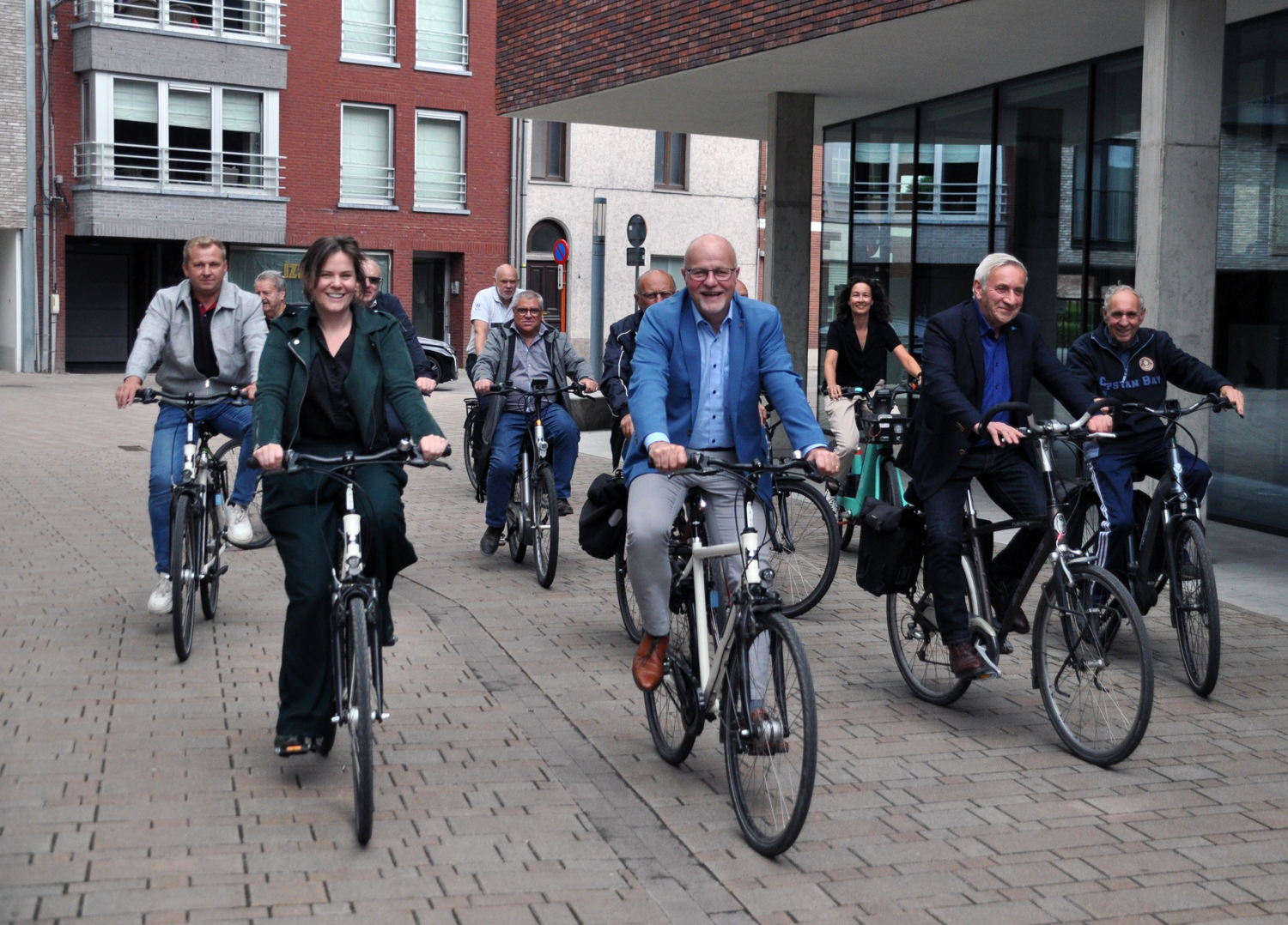 inrijden fietsroutekaart Hamme, vooraan vlnr. burgemeester Lotte Peeters, gedeputeerde Kurt Moens, schepen Jan Rosschaert