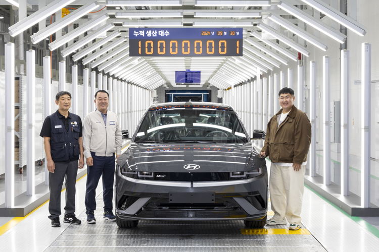 Hyundai Achieves 100 Million Production Milestone (from left) Moon Yong Moon, Head of Korean Metal Worker's Union Hyundai Motor Branch; Dong Seock Lee, President and Head of Domestic Productions and Chief Safety Officer at Hyundai Motor Company; and the customer who received the 100 millionth and first Hyundai Motor vehicle