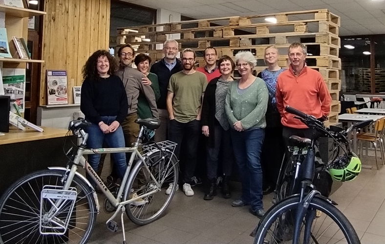 Le festival À bicyclette est organisé par un groupe de bénévoles de différentes locales du Gracq en province de Liège, et du monde associatif