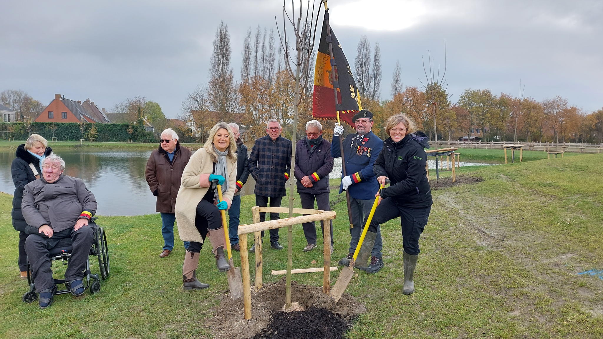 Brugs schepen Mercedes Van Volcem en VLM-projectleider Barbara Gellinck planten de laatste symbolische esdoorn in het Cathemgoed aan in aanwezigheid van de voorzitter en enkele leden van de Nationale Strijdersbond Dudzele. Brugs schepen Mercedes Van Volcem en VLM-projectleider Barbara Gellinck planten de laatste symbolische esdoorn in het Cathemgoed aan in aanwezigheid van de voorzitter en enkele leden van de Nationale Strijdersbond Dudzele.