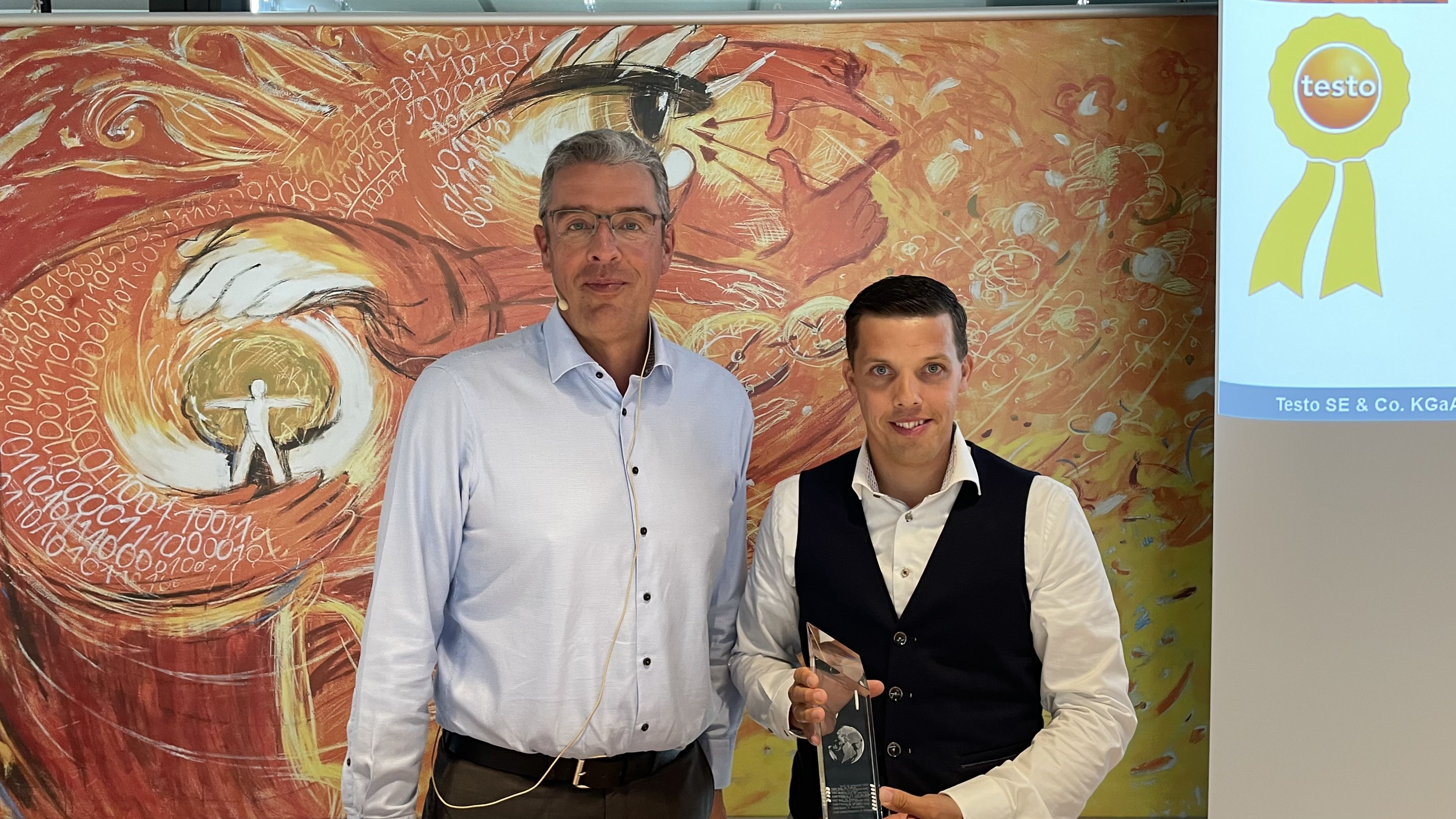 Jeroen Van Der Kelen, CEO de Testo Belgique, reçoit le prix 'Entreprise de l'année' de Burkart Knospe, CEO du groupe Testo.