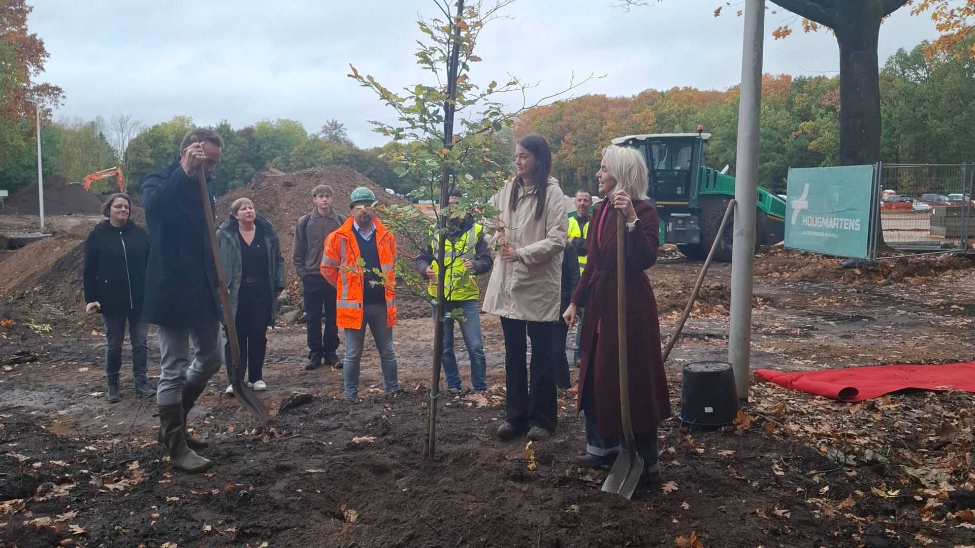 Minister Brouns en Hasselts schepen Jans planten eerste laanboom en rollen rode loper uit voor veilige, groene verbinding tussen sportcentrum Kiewit, Domein Kiewit en De Wijers.
