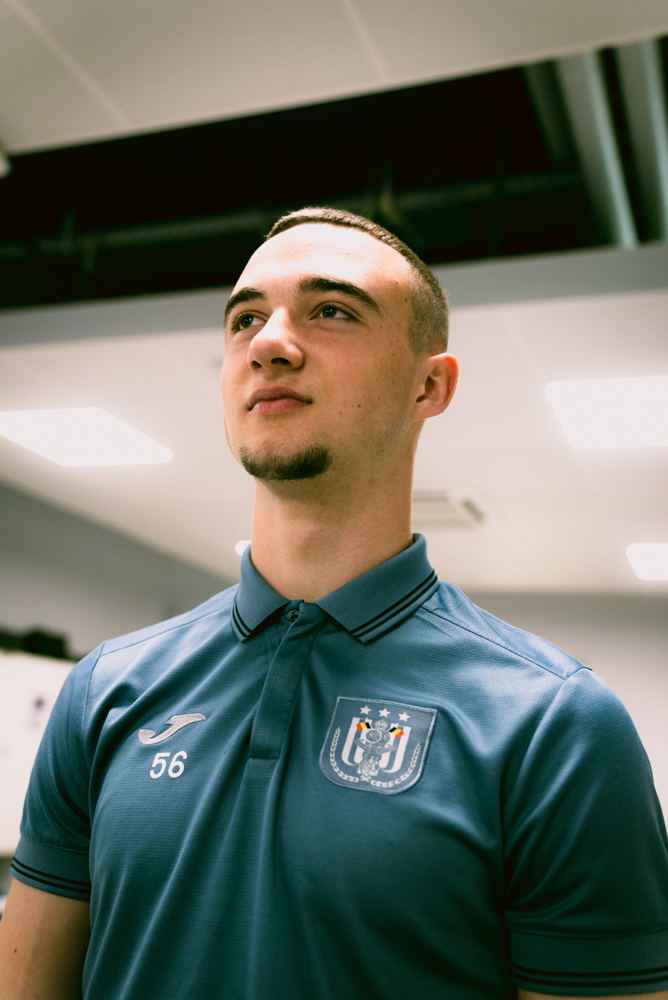Zeno Debast in de kleedkamer van RSCA. © RSCA Studio