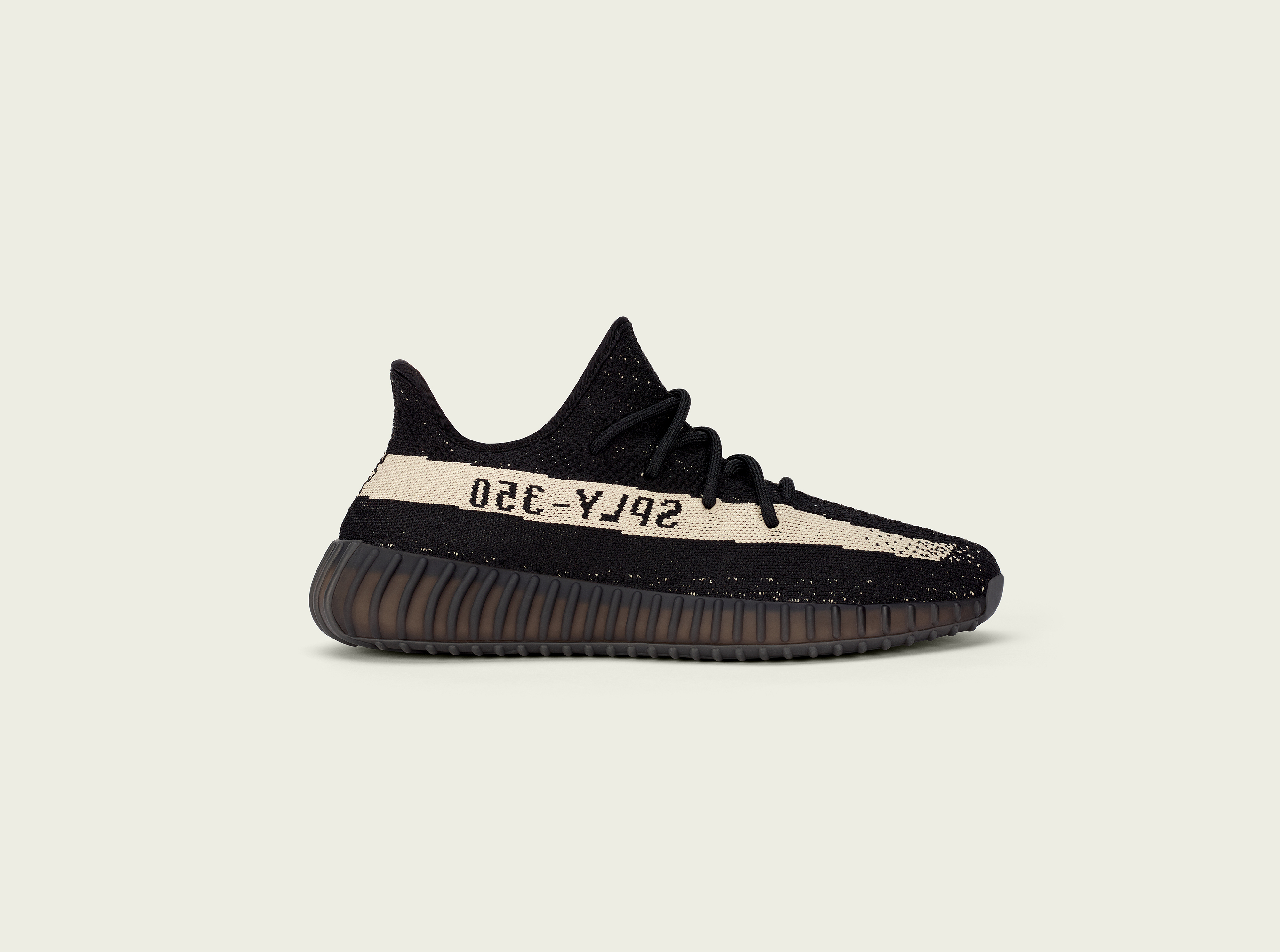 YEEZY BOOST 350 V2 CORE BLACK CORE WHITE fusion perfecta entre estilo y originalidad