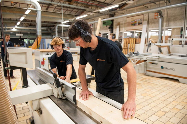 actiefoto restauratie in Richtpunt Zottegem leerlingen Schrijnwerk aan de slag onder begeleiding