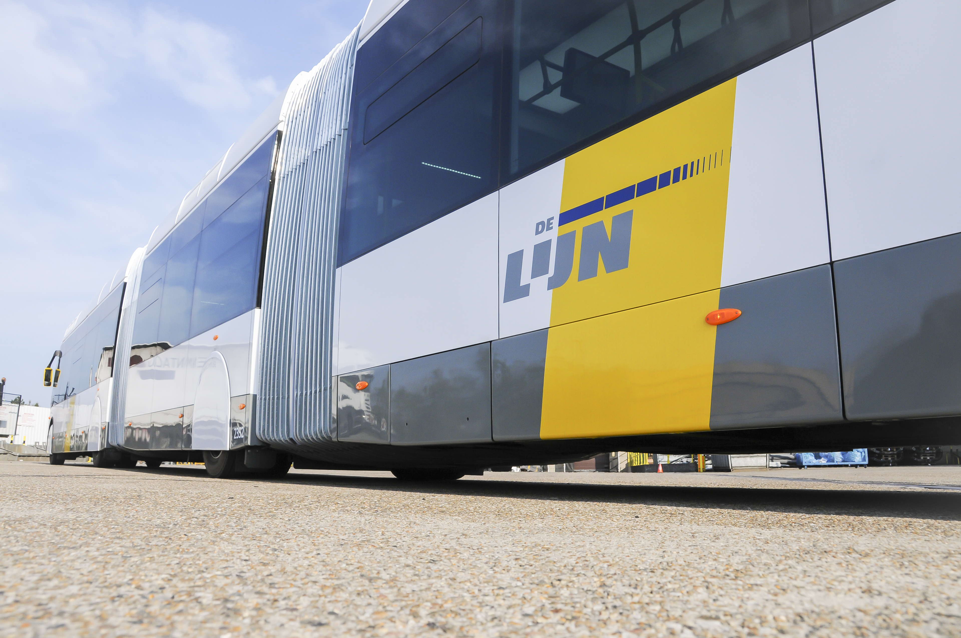 Eerste trambus in België maakt eerste reis