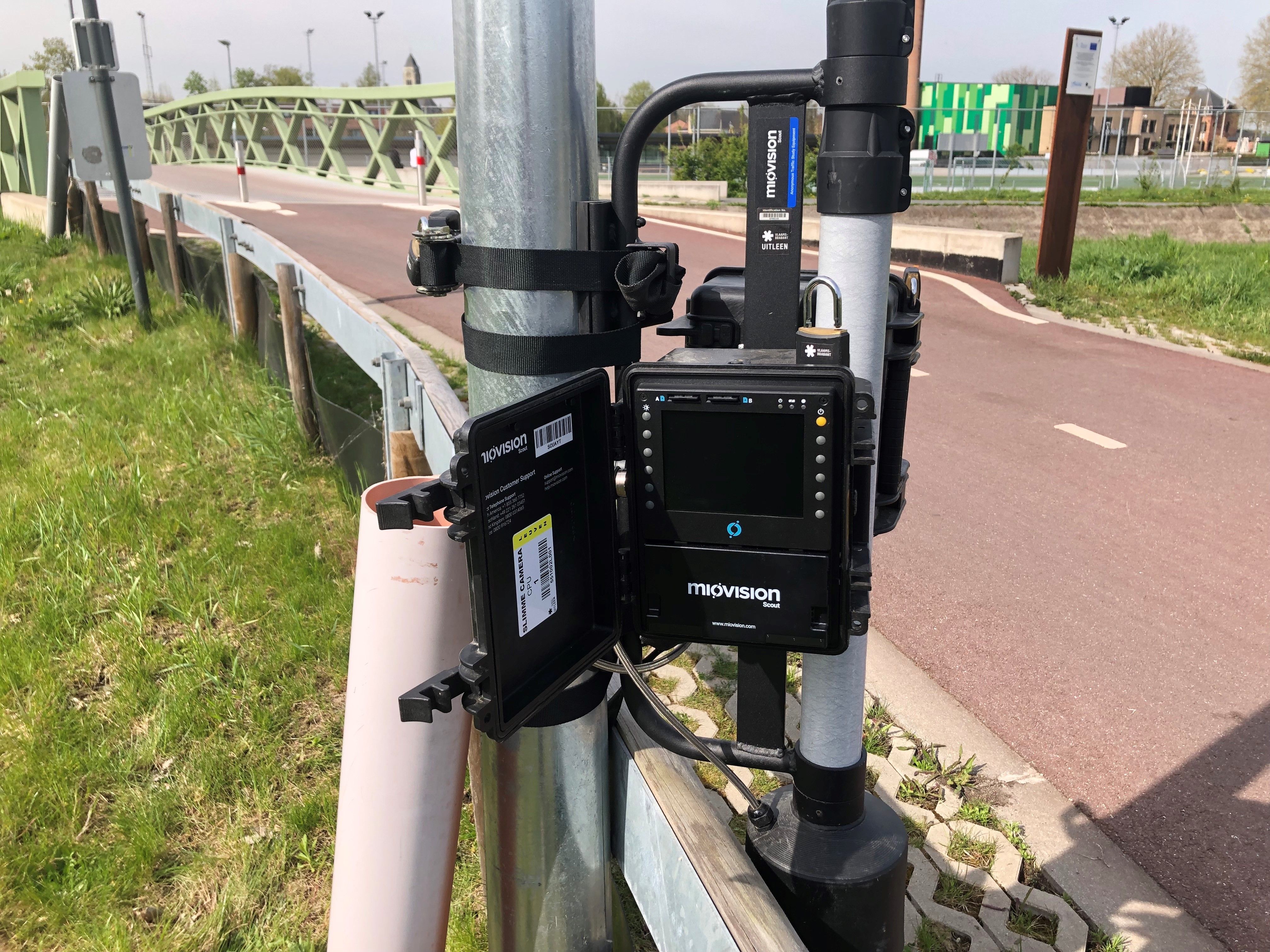 De slimme camera registreert het verkeer op het kruispunt van de fietssnelweg met de Heidestraat in Zemst