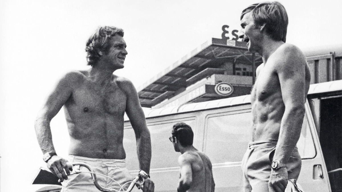 Un descanso en el rodaje de "Le Mans" en 1970: McQueen disfrutó del compañerismo con los otros pilotos y de la oportunidad única de pilotar en el legendario circuito, incluso aunque no fuera en carrera. Rodar la épica competición de “Le Mans” fue “una ocurrencia tardía”, como recordó más tarde Derek Bell (a la derecha).