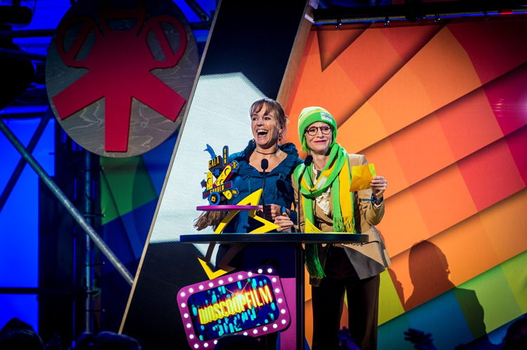 Gala van de Gouden K's 2014 - Bieke en Doortje van FC De Kampioenen reiken de trofee uit voor de bioscoopfilm van het jaar: Frozen - (c) VRT-Frederik Beyens