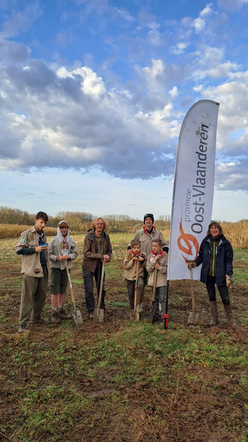 Leden van Open Scouts Pajotteken Hekelgem, professor Hendrik Vos, en gedeputeerde Riet Gillis