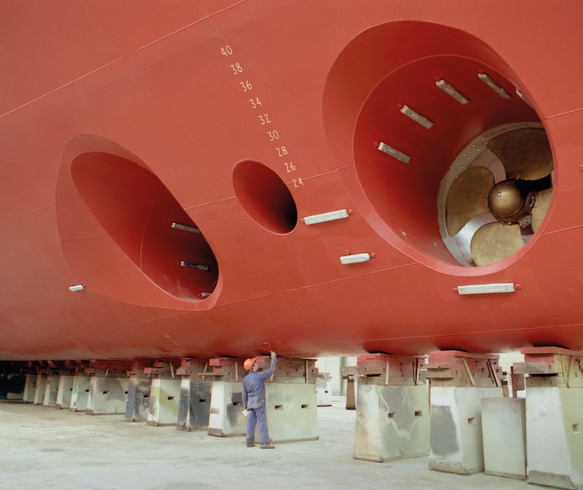 p. 111 - Het verven van de onderkant van de car ferry Prins Filip (bouwnummer 1534), 1 februari 1991 (© Jimmy Hemelaer)