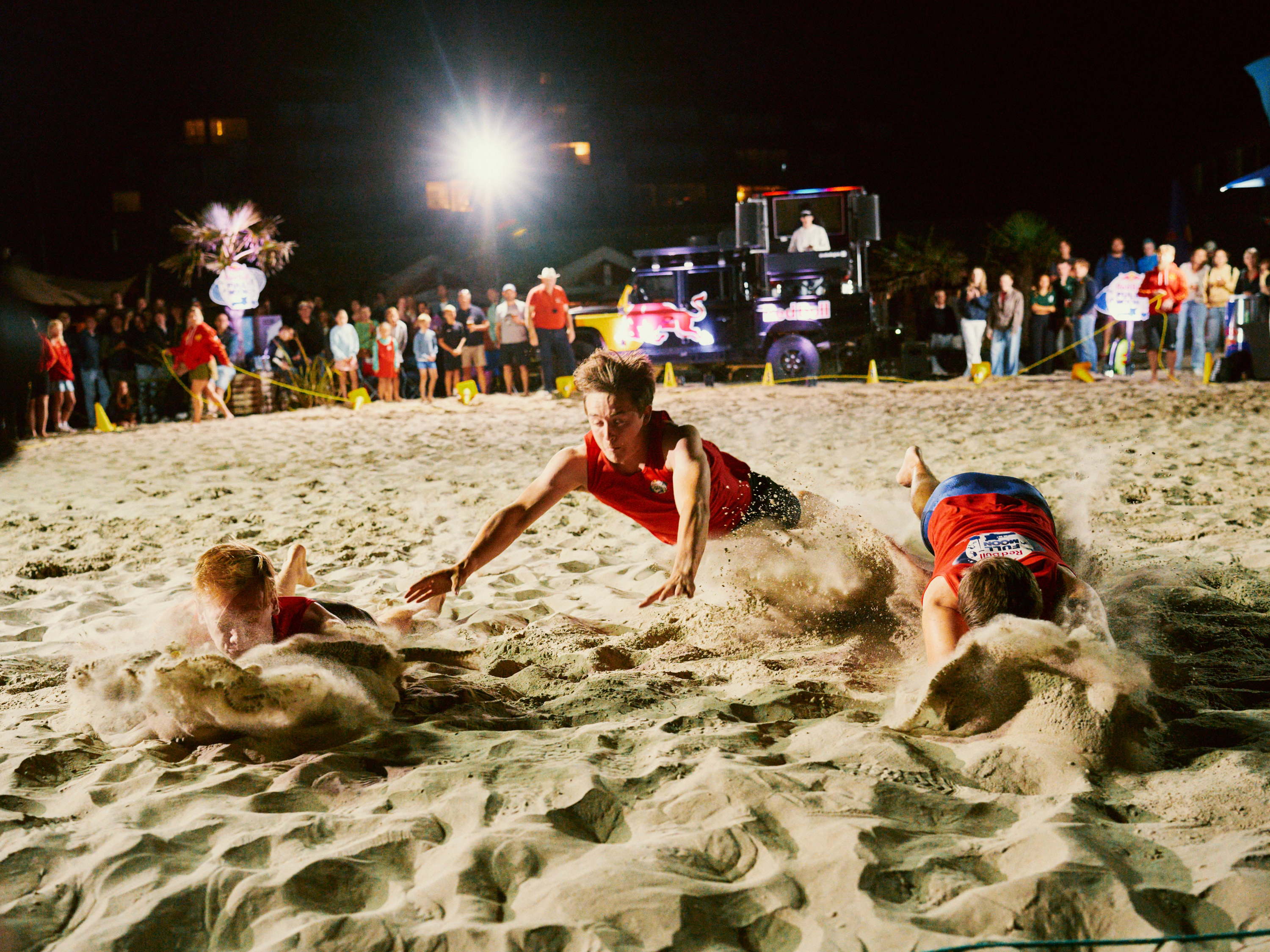 SPRINTSPEKTAKEL BIJ VOLLE MAAN: RED BULL HOST UNIEKE BEACH FLAG RACE IN OOSTDUINKERKE