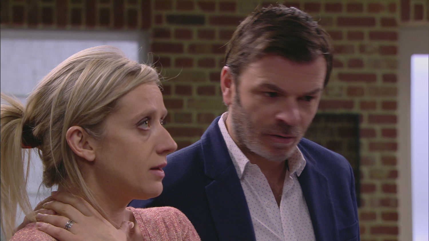 Peter en Femke krijgen een brief (c) VRT