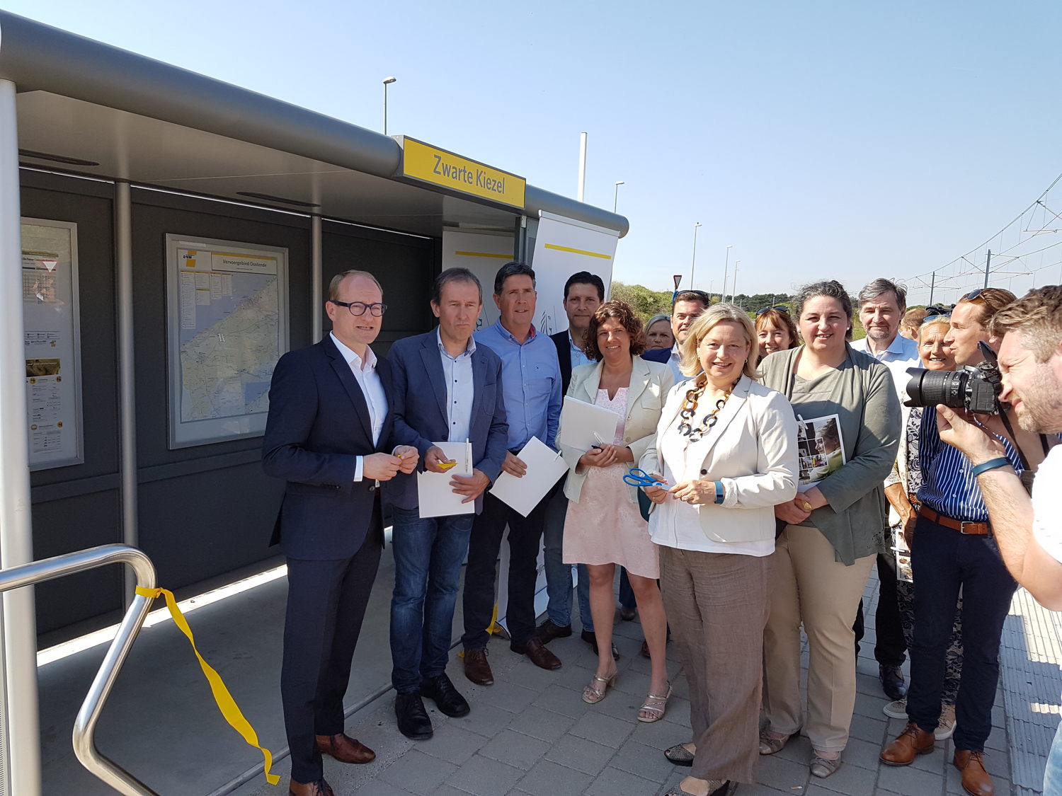 (vlnr) Vlaams Minister van Mobiliteit en burgemeester van De Haan Peter Breemersch bij het 1e vandalismebestendige schuilhuisje. (Foto: De Lijn)