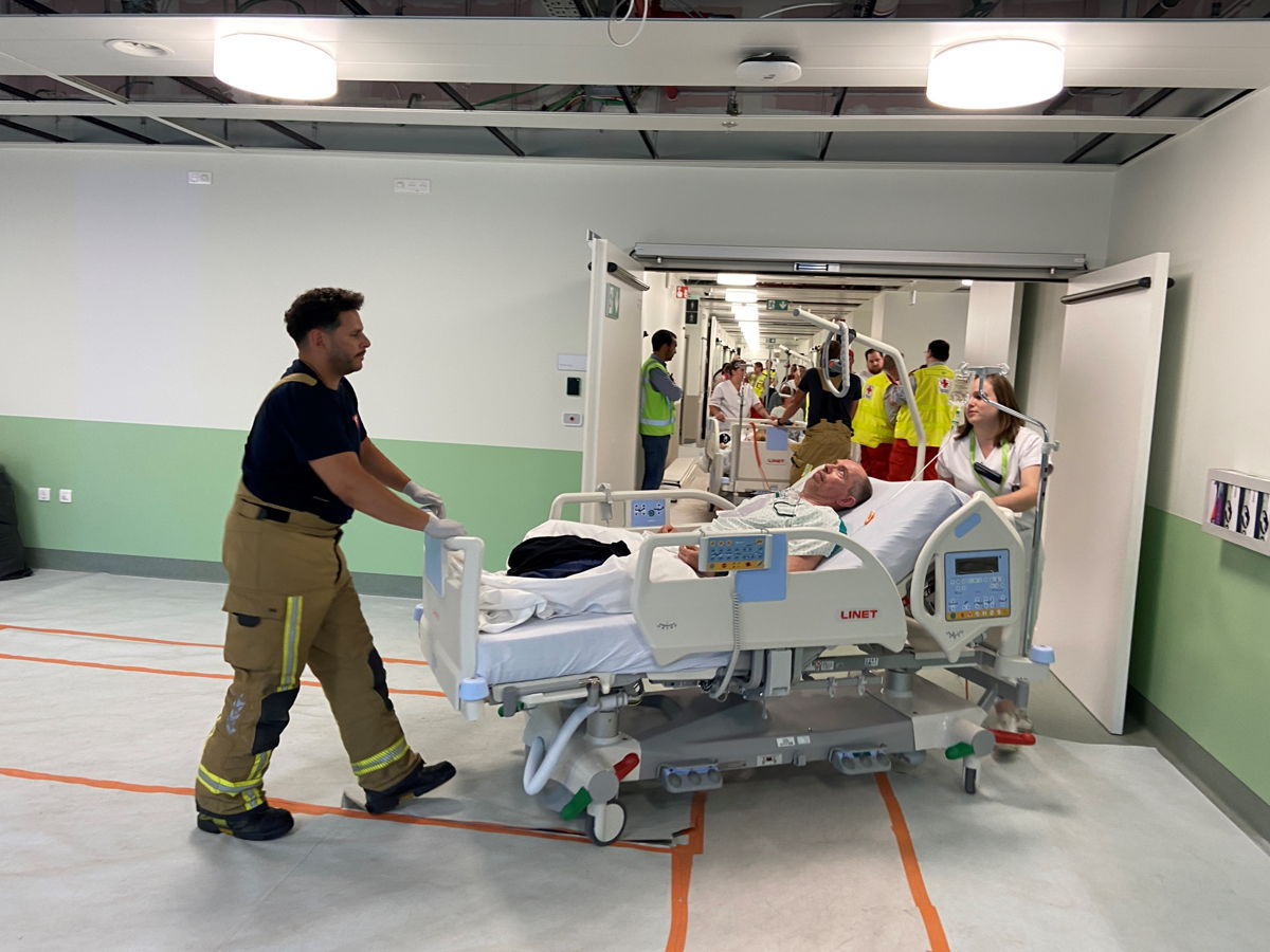 Veel helpende handen om de patiënten te evacueren voor de rampoefening in ZNA Cadix. (Foto: ZNA)