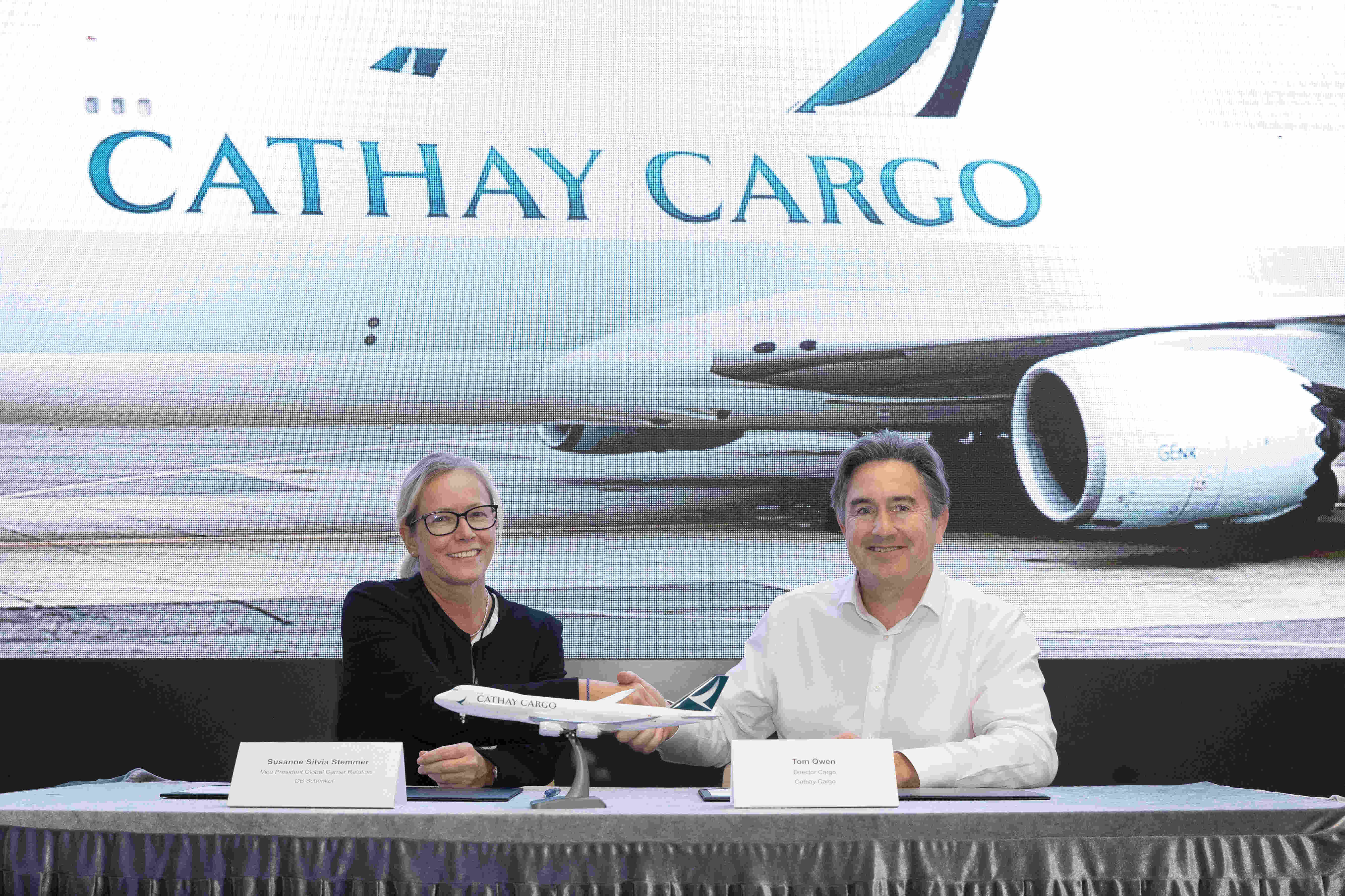 Cathay Director Cargo Tom Owen (right) and DB Schenker Vice President Global Carrier Relation Susanne Stemmer (left) celebrated the new partnership at a signing ceremony at the airline’s Cathay City headquarters