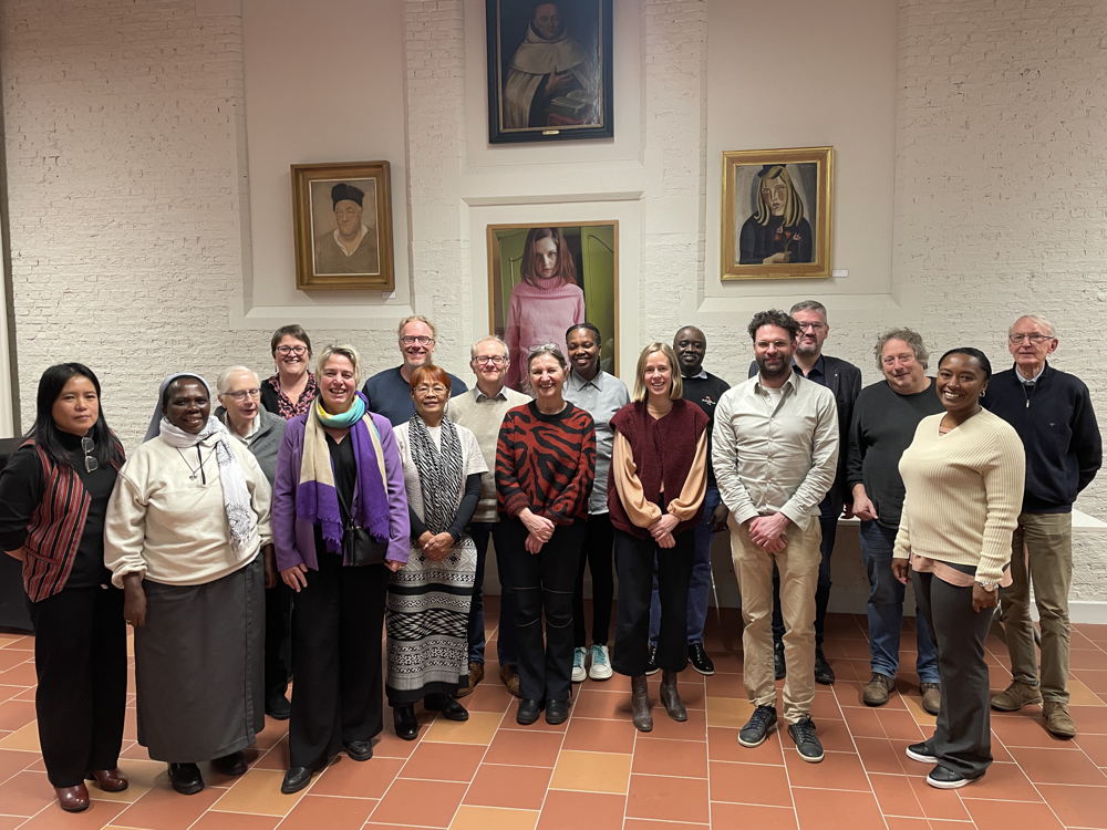 groepsfoto in het Provinciehuis met vertegenwoordigers aanwezige partnerorganisaties 