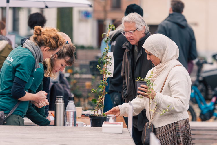  Uitdelen van bestelde plantjes ©Wim Hadermann