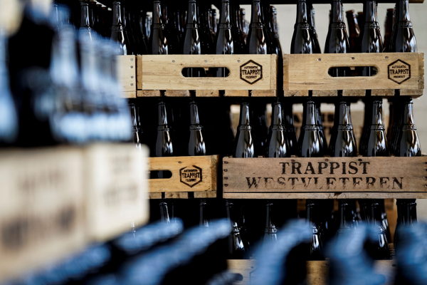 Flaschen des Trappistenbiers Westvleteren werden wieder mit Etiketten versehen