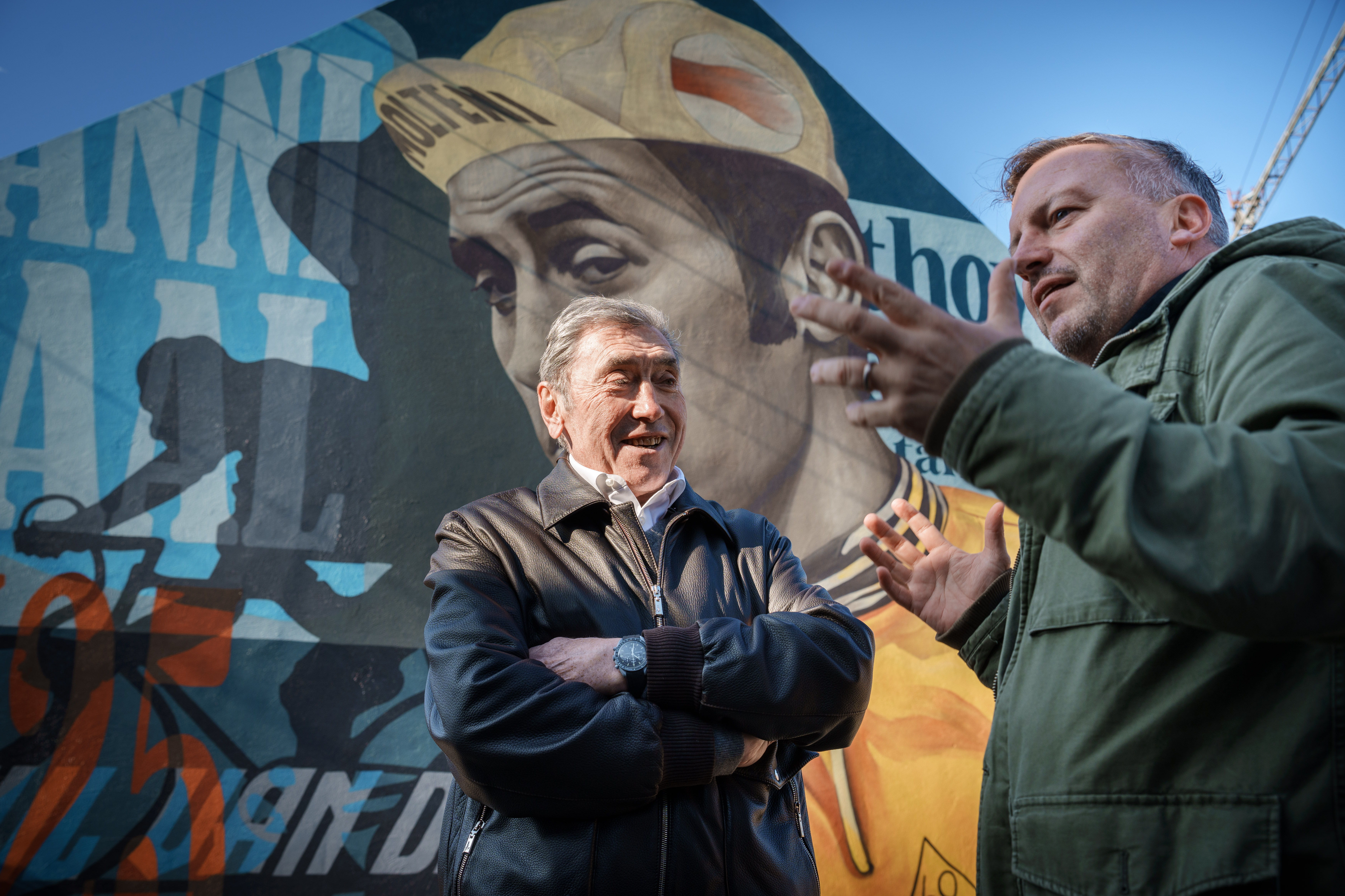 Wielerlegende Eddy Merckx is vereerd met de street art in zijn geboortedorp.