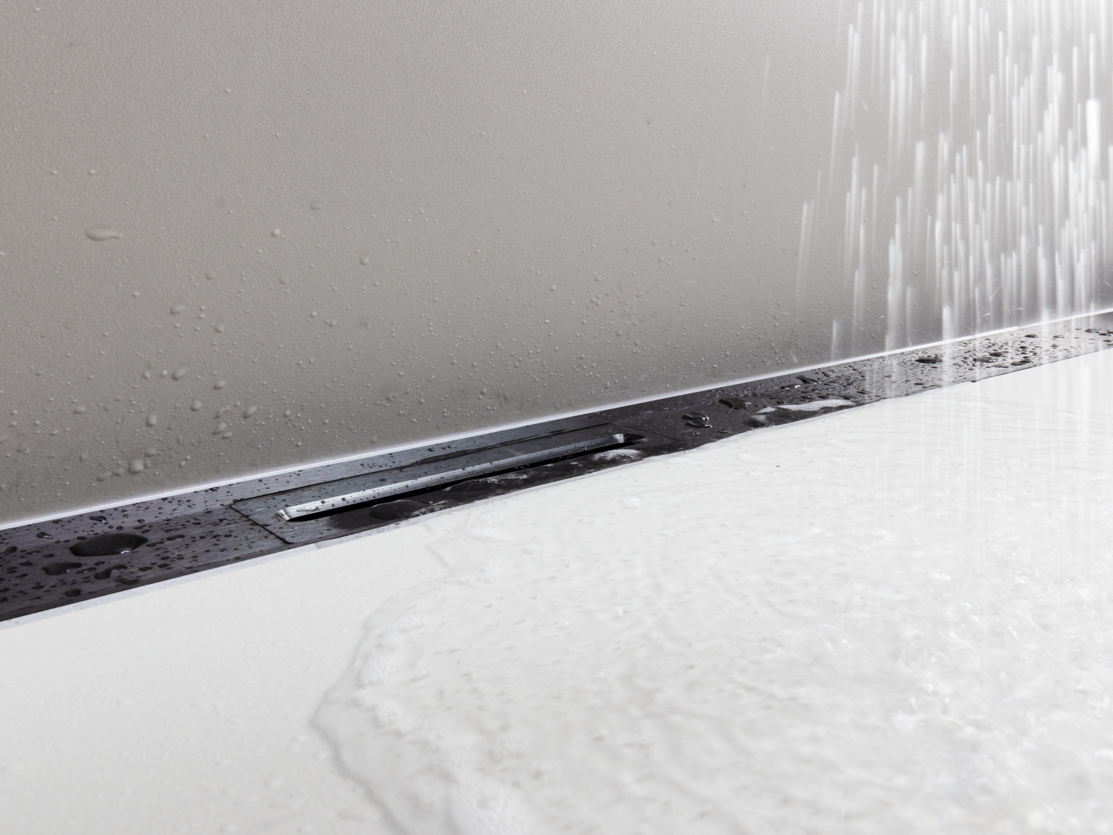 Créatif avec le caniveau de douche