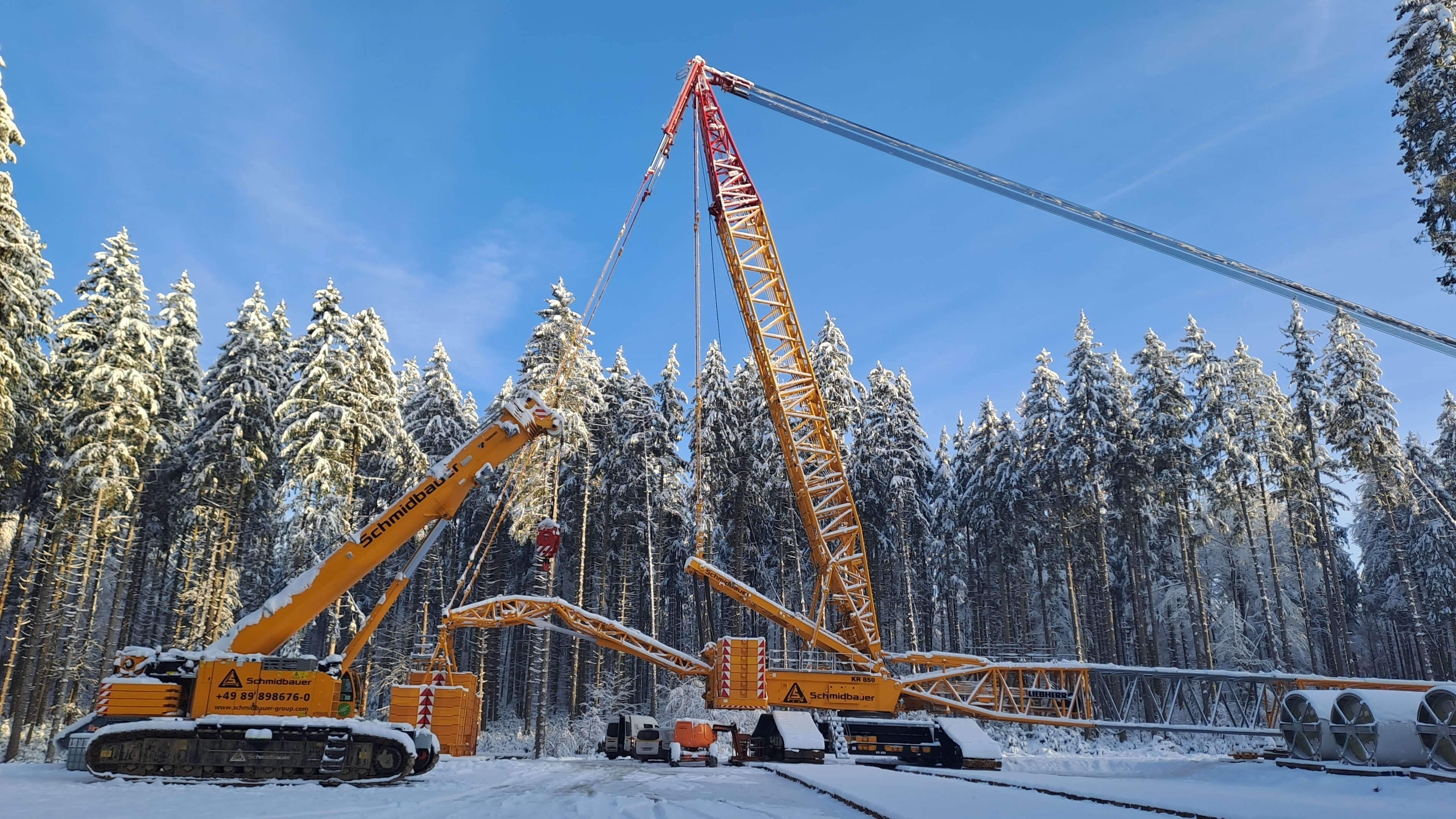 Austausch von defekten Rotorblättern im Windpark Fuchstal
