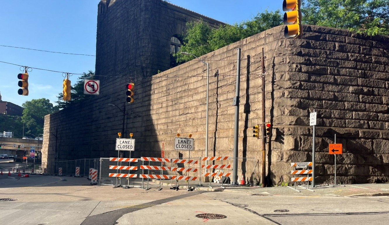 Construction zone at Sixth Avenue between Fifth Avenue and Diamond Street