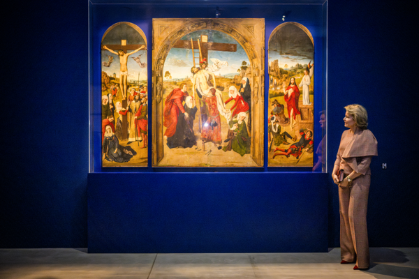 Sa Majesté la Reine visite l’exposition « DIERIC BOUTS. Créateur d’images » au musée M Leuven. 