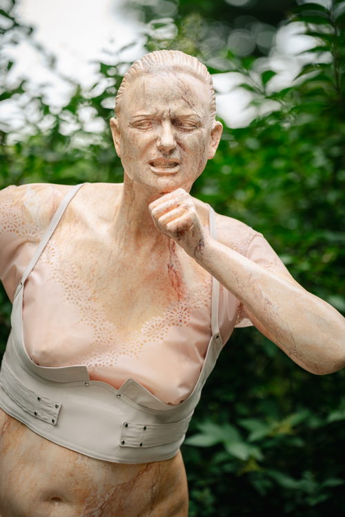 Servant, clown or enemy van Aline Bouvy in het Stadspark Antwerpen. Middelheimmuseum. © Tom Cornille.