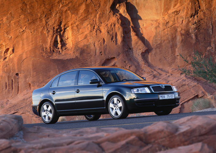 In 2001, the first generation of the modern ŠKODA SUPERB rolled off the production line: a mid-size saloon with a generous amount of space, especially in the back.