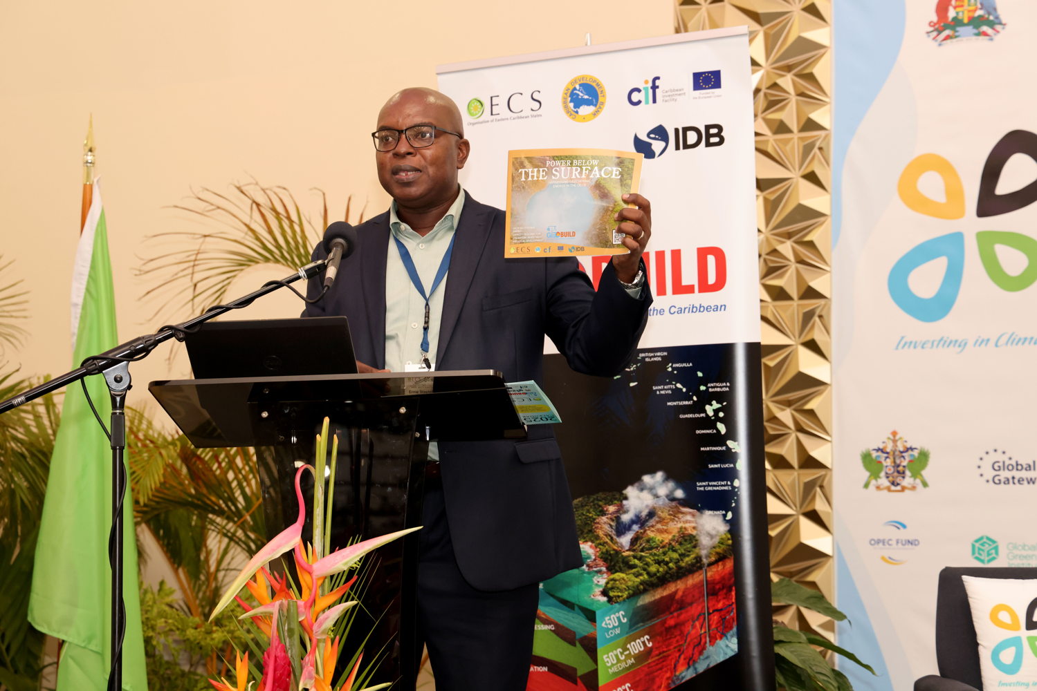 Dr. Ernie Stapleton, directeur du projet OECS GEOBUILD, annonce la publication de la brochure « Power Below The Surface », lors du 3ème Forum et Marché de l'Investissement sur les CDN à la Grenade.