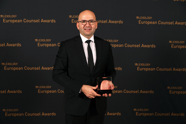 Berkant Kolcu, de Turkish Airlines, gana el prestigioso Premio al Asesor Jurídico Europeo