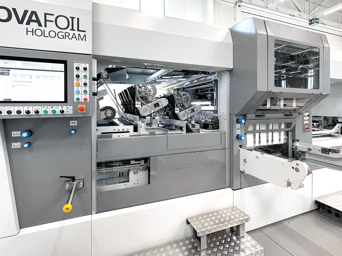 BOBST 社は、最高の品質と効率を達成する為に、 新しいホログラム装置とコネクティッドツールを組み合わせました。 