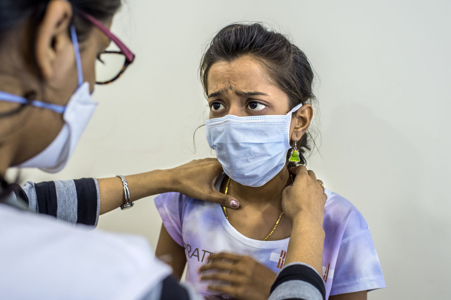 Dans la clinique MSF de Mumbai, le médecin Joan auscule Nischaya, une patiente atteinte d’une tuberculose multi-résistante. ©Atul Loke