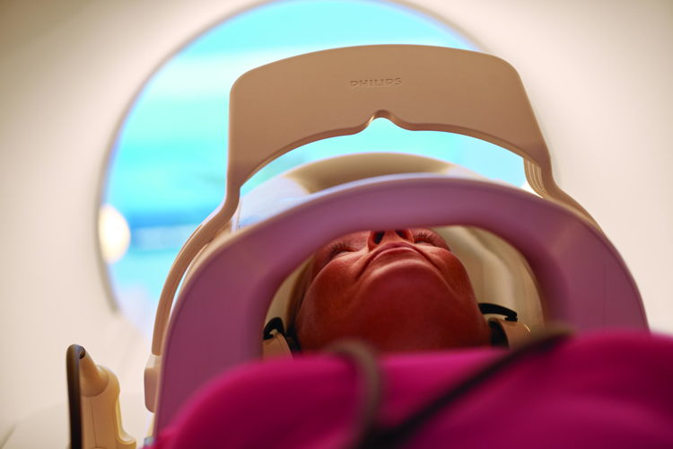 In de 3 Tesla MRI scanner in ZNA Cadix worden tijdens het onderzoek rustgevende beelden van een berglandschap of de zee, zodat mensen met claustrofobie het gevoel krijgen dat ze zich in een grotere ruimte bevinden. (Foto: Philips)