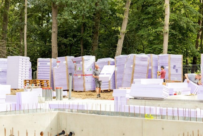 ©JACKON Insulation – Uitpakken van het JACKODUR® Atlas bouwpakket volgens plan aangeleverd met nummering ​