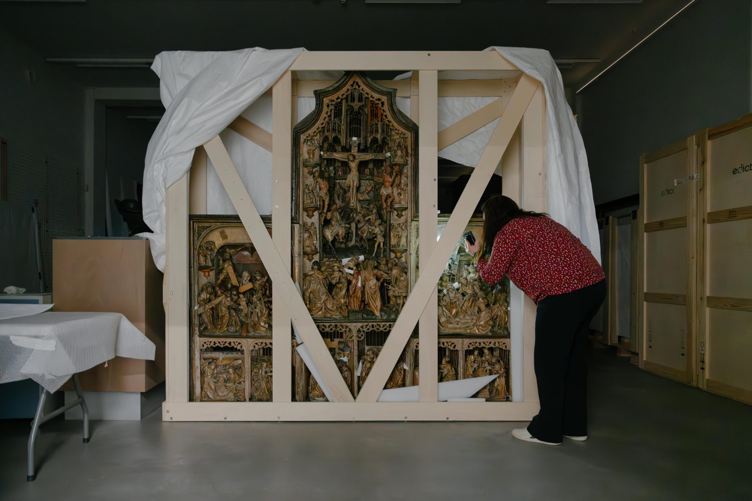 Conservator Oude Kunst Marjan Debaene onderzoekt het retabel (foto © Elias Derboven voor M Leuven)
