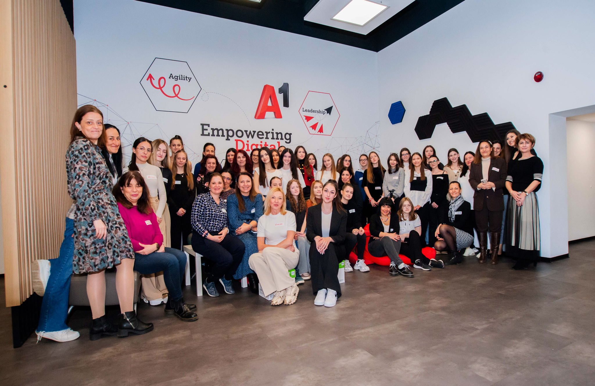 Обща снимка на участниците във второто издание на програмата STEMfem Junior Обща снимка на участниците във второто издание на програмата STEMfem Junior