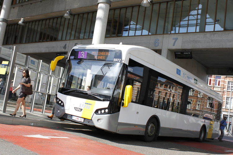 Een hybride bus van VDL aan het Martelarenplein in Leuven.