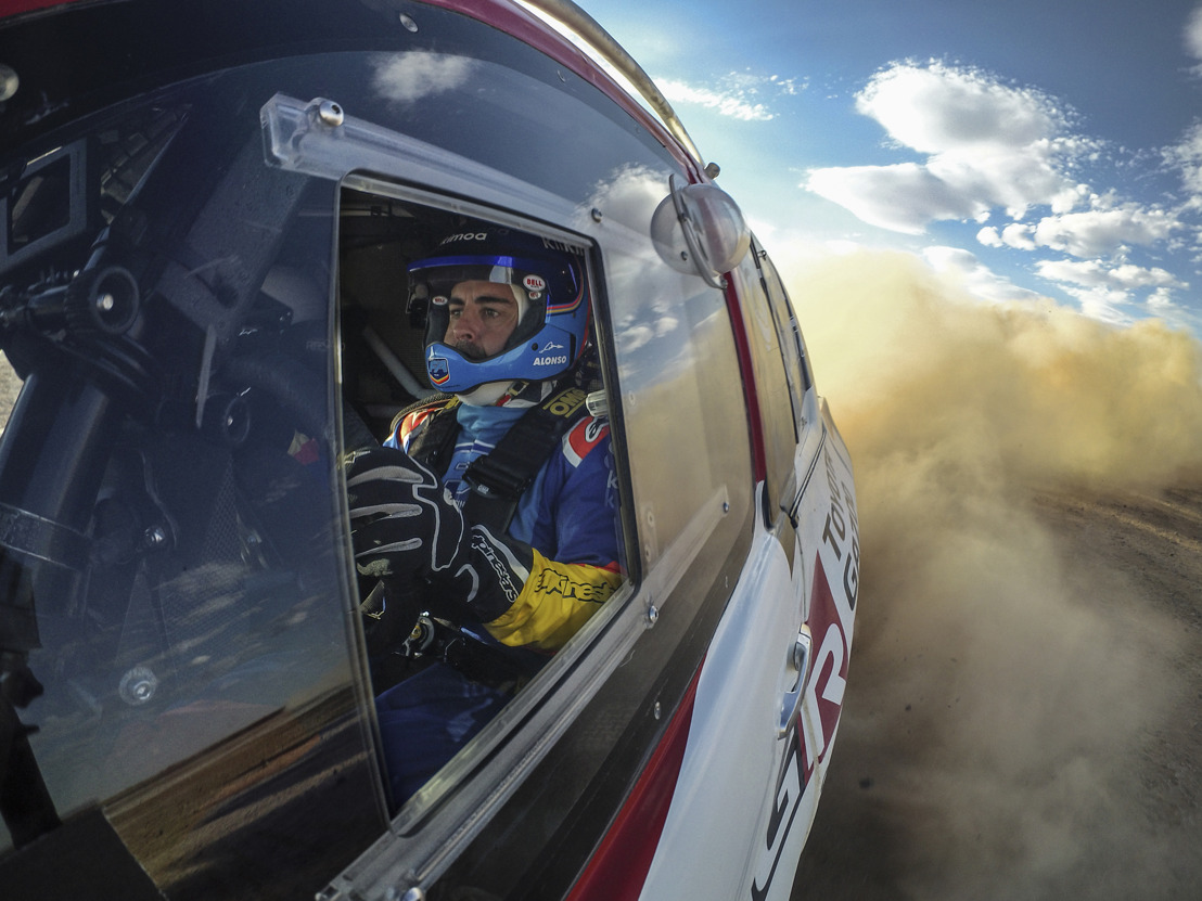 FERNANDO ALONSO GARDE UN ŒIL SUR LE DAKAR AVEC TOYOTA GAZOO RACING