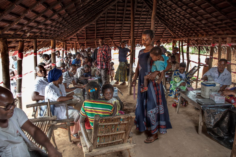 An vaccination point set up by MSF in the Bangabola health zone. During this emergency intervention, the team vaccinated more than 33,000 children aged 6 to 59 months against measles. Photographer: Pacom Bagula | Location: Democratic of Republic of Congo | Date: 23/05/2022