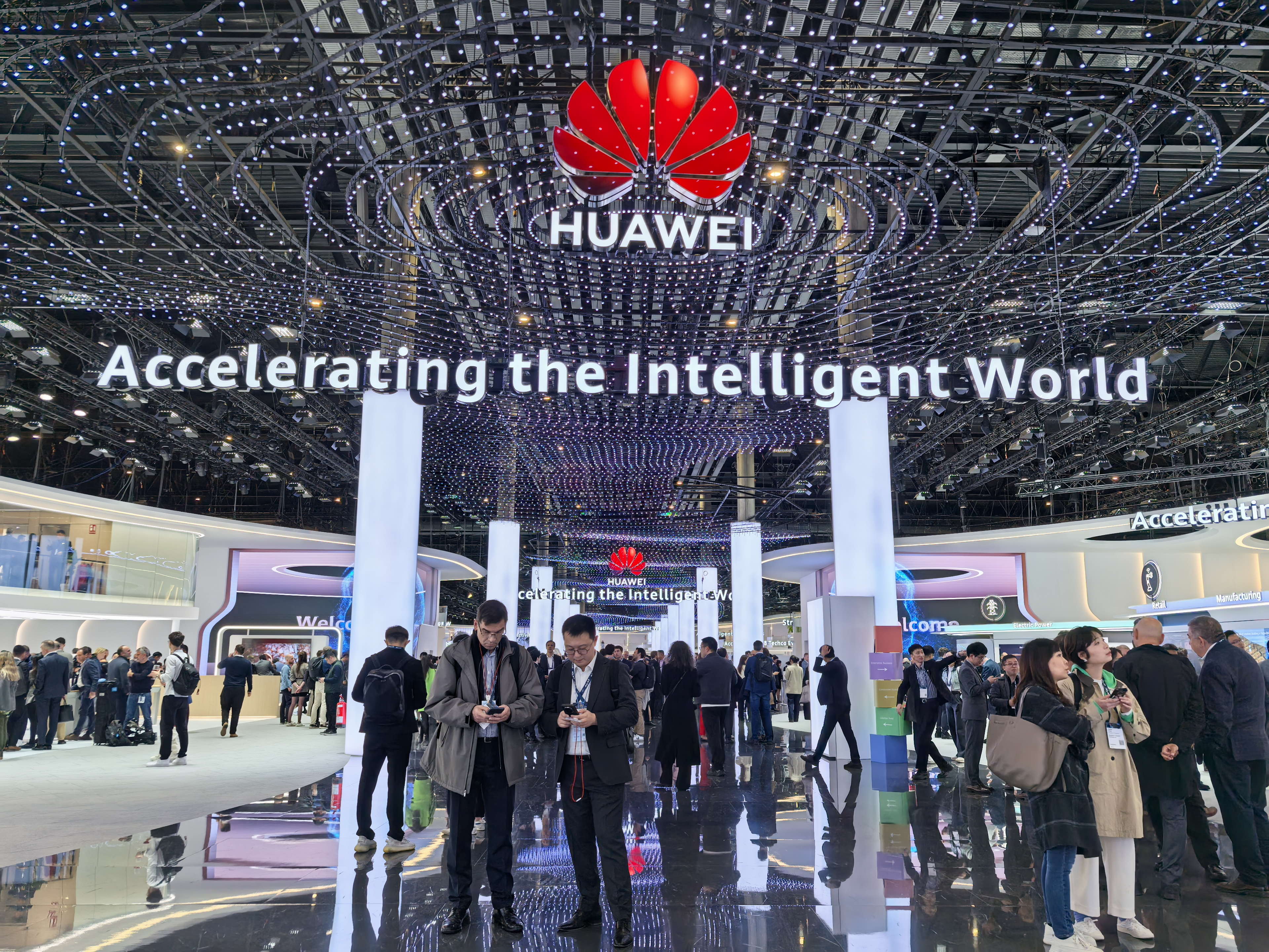 Huawei presenta el primer smartphone plegable triple del mundo en el MWC 2025