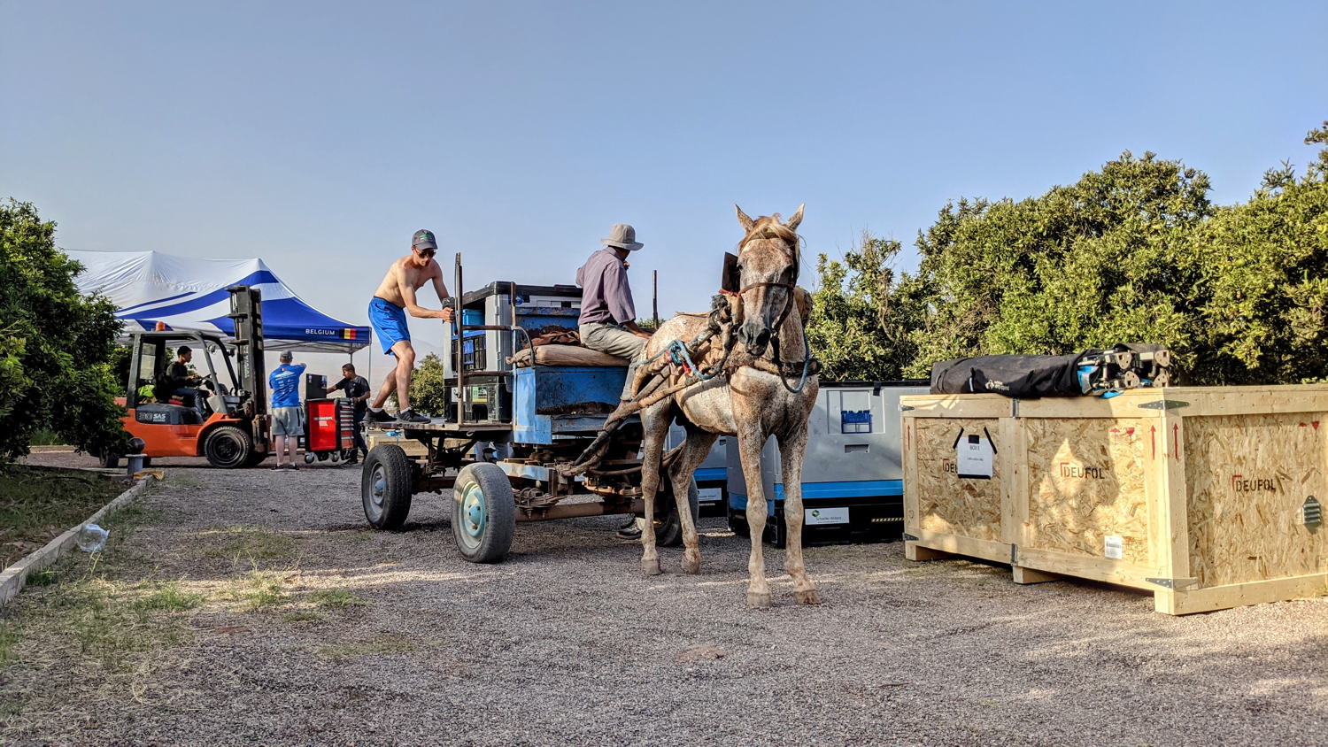 Met behulp van paard en kar werd het materiaal van de truck naar de werkplaats gebracht